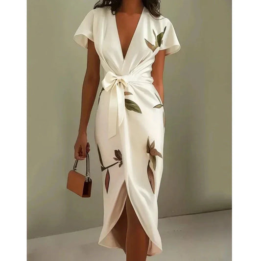 Дамска бяла рокля с V-образно деколте и колан на талията