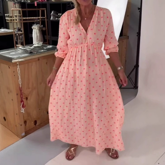 Рокля с V-образно деколте, къс ръкав и сърцевиден принт