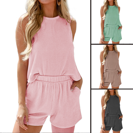 Комплект от две части с раирана жилетка без ръкави и къси панталони